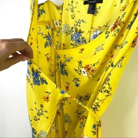 Forever 21 wrap mini dress, sleeveless, in a floral print - Picture 2 of 7